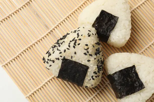 Pirinç topları (onigiri) masada, düz yerde. Geleneksel Japon yemeği