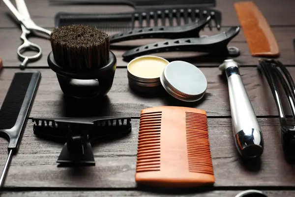 Birçok farklı berber aletleri ahşap masada, yakın plan