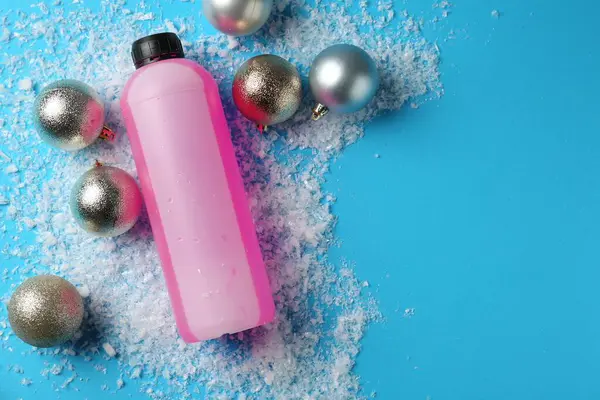 Antifriz, kış dekoru ve açık mavi arka planda kar. Metin için boşluk