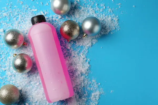 Antifriz, kış dekoru ve açık mavi arka planda kar. Metin için boşluk