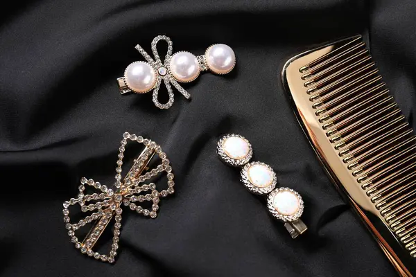 Güzel saç tokaları ve siyah kumaş tarakları, düz yatış.