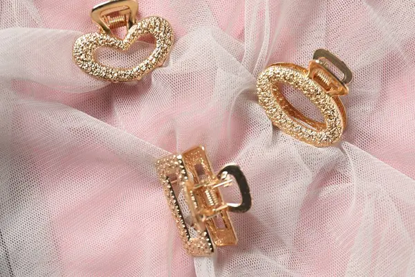 Tül kumaşında güzel saç tokaları, üst görünümde.