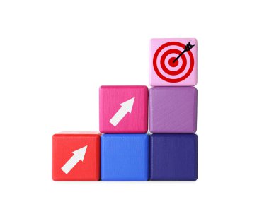 Hedef alınıyor. Beyaz arkaplanda oklu küpler ve hedef tahtası