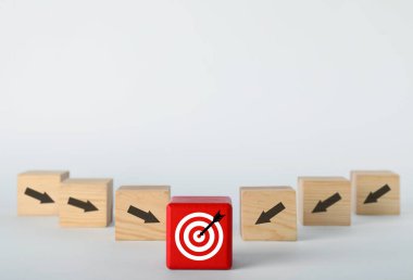 Hedef alınıyor. Kırmızıyı işaret eden oklu küplerin üzerinde beyaz arka plan var.