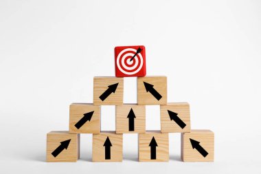 Hedef alınıyor. Kırmızıyı işaret eden okları olan küplerin piramidi, beyaz arkaplan üzerinde hedef tahtası var.