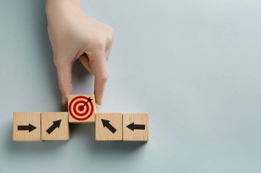 Hedef alınıyor. Kadın arkaplanda okları olan diğer kadınların yanına küpü yerleştiriyor.