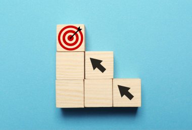 Hedef alınıyor. Açık mavi zemin üzerinde hedef tahtası olan oklu küpler, üst görünüm