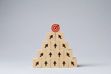 Hedef alınıyor. Açık gri arkaplan üzerinde hedef tahtası olan küpler piramidi.