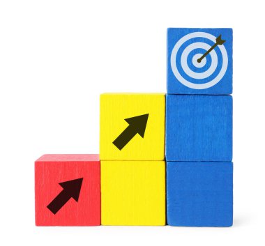 Hedef alınıyor. Yığılmış küplerin üzerinde beyaz arka planda hedef tahtası olan oklar var.