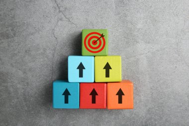 Hedef alınıyor. Yeşil olanı gösteren okları olan küplerin üzerinde gri arkaplan ve üst manzara var.