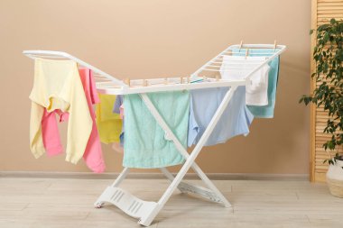 Evde temiz çamaşırlarla kuru askı.