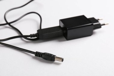 Beyaz arka planda şarj kablosu olan USB güç adaptörü, yakın plan. Metin için boşluk