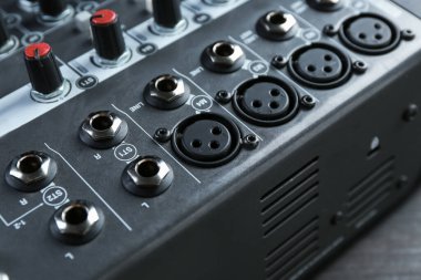 Profesyonel karıştırma konsolu masada, yakın plan. Radyo stüdyo ekipmanı