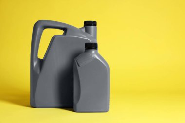 Sarı arkaplanda iki gri plastik kutu, metin için boşluk