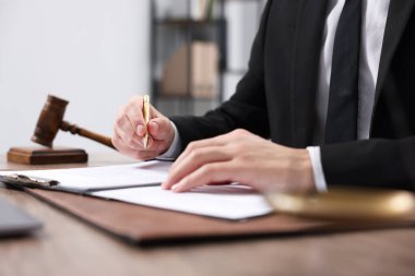 Ofisteki masada noter imzalı belge, yakın plan