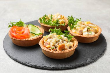 Gri masada lezzetli dolgulu turtalar.