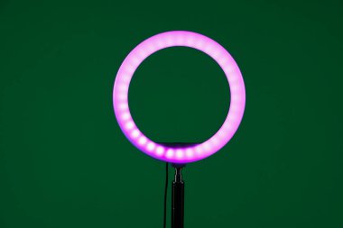 Halka lambası yeşil arkaplanda duruyor