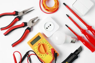 Işık arkaplan üzerinde farklı elektrikli araçlar, düz yatıyordu