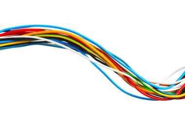 Birçok renkli elektrik kablosu beyaza izole edilmiş.