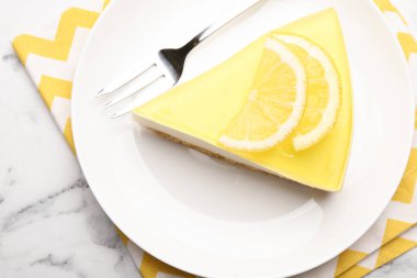 Lezzetli limonlu cheesecake ve çatal beyaz mermer masa, üst manzara