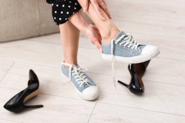 Kadın ayakkabılarını içeride değiştiriyor, yakın plan.