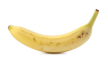 Olgun bir muz beyazda izole edilmiş.
