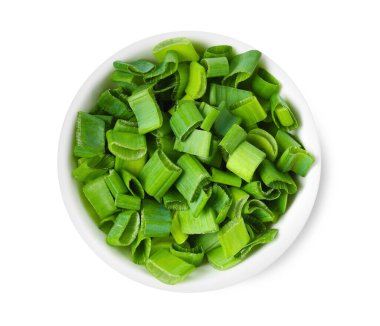 Taze doğranmış yeşil soğan kasede, beyaz manzarada izole edilmiş.