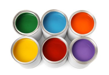 Farklı boya kutuları beyaza izole edilmiş, manzaranın üstünde.