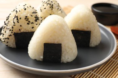 Pirinç topları (onigiri) ve soya sosu masada, yakın plan. Geleneksel Japon yemeği