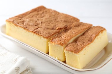 Lezzetli Japon Castella keki beyaz masada, yakın plan.