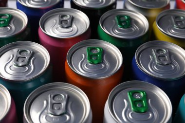 Arka plan olarak birçok alüminyum içecek kutusu, yakın plan