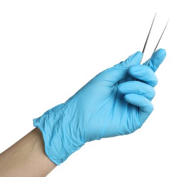 Tıbbi eldivenli doktor beyaz arka planda cımbız tutuyor.