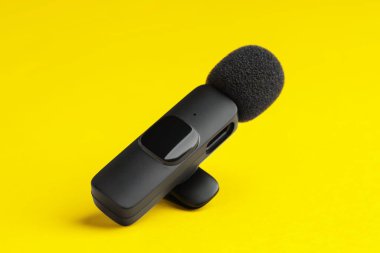 Sarı arka planda Lavalier mikrofonu, yakın plan. Ses ekipmanları