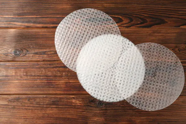 Yenebilir pirinç kağıtları ahşap masada, düz yerde. Metin için boşluk