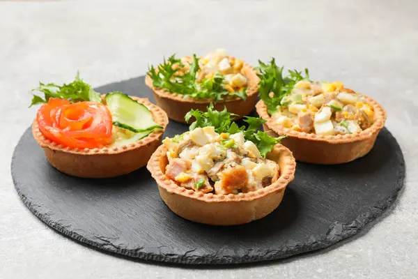 Gri masada lezzetli dolgulu turtalar.