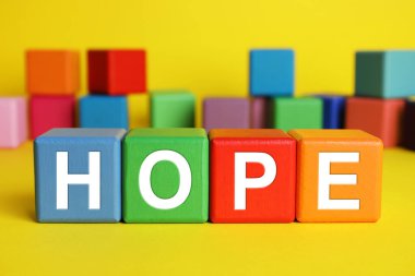 Umut kelimesi sarı arkaplandaki renkli küplerden yapılmıştır