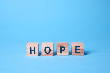 Sözcük Hope açık mavi arka planda tahta küplerden yapılmıştır