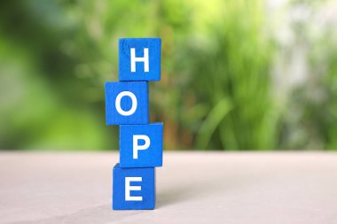 Hope, açık havada mavi küplerden yapılmış.