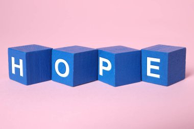 Sözcük Umut pembe arka planda mavi küplerden yapılmıştır