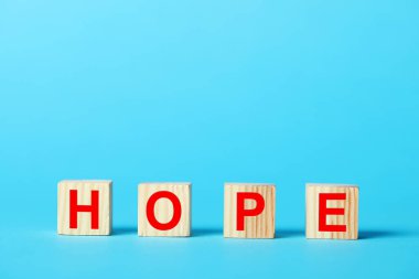 Sözcük Hope açık mavi arka planda tahta küplerden yapılmıştır