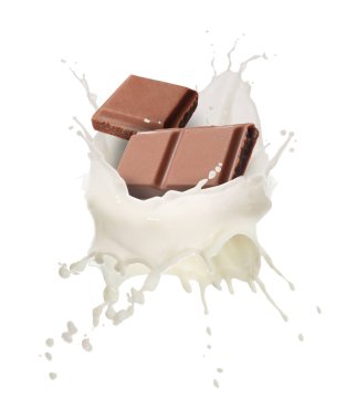 Lezzetli çikolata parçaları ve beyaz arka planda havadaki süt damlaları