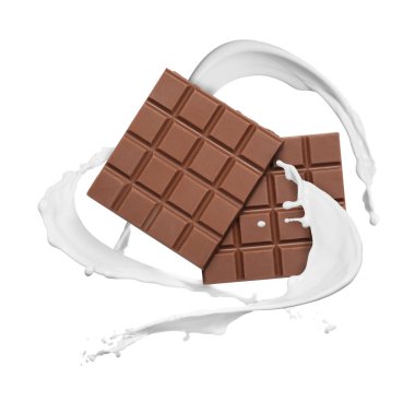 Nefis çikolatalar ve beyaz arka planda havadaki süt damlaları