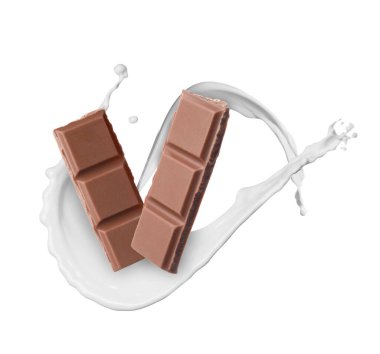 Lezzetli çikolata parçaları ve beyaz arka planda havadaki süt damlaları