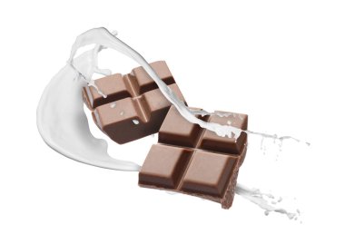 Lezzetli çikolata parçaları ve beyaz arka planda havadaki süt damlaları