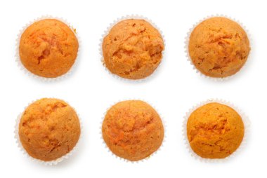 Beyaza izole edilmiş leziz havuçlu kekler. Üst görünüm