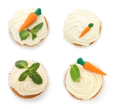 Beyaza izole edilmiş leziz havuçlu kekler. Üst görünüm
