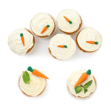 Beyaza izole edilmiş leziz havuçlu kekler. Üst görünüm