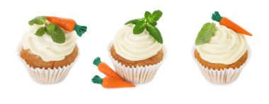 Beyaza izole edilmiş havuçlu kekler.