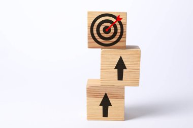 Hedef alınıyor. Yığılmış küplerin üzerinde oklar var ve arkaplanda ışık arkaplanı var.