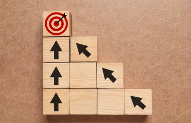 Hedef alınıyor. Oklu küplerin ahşap zemin üzerinde hedef tahtası, üst görünüm